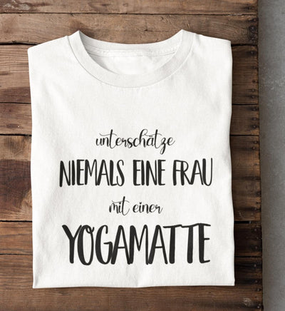 Frau mit Yogamatte 100% Bio T-Shirt